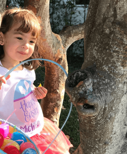 Michelle se divirtió mucho recogiendo huevitos de Pascua.