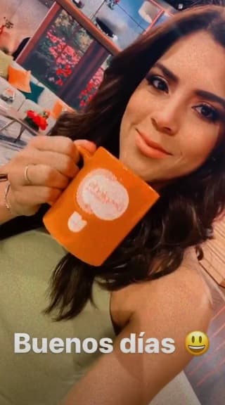 Ella le da los buenos días a su público y los motiva a sobresalir en el día a día.