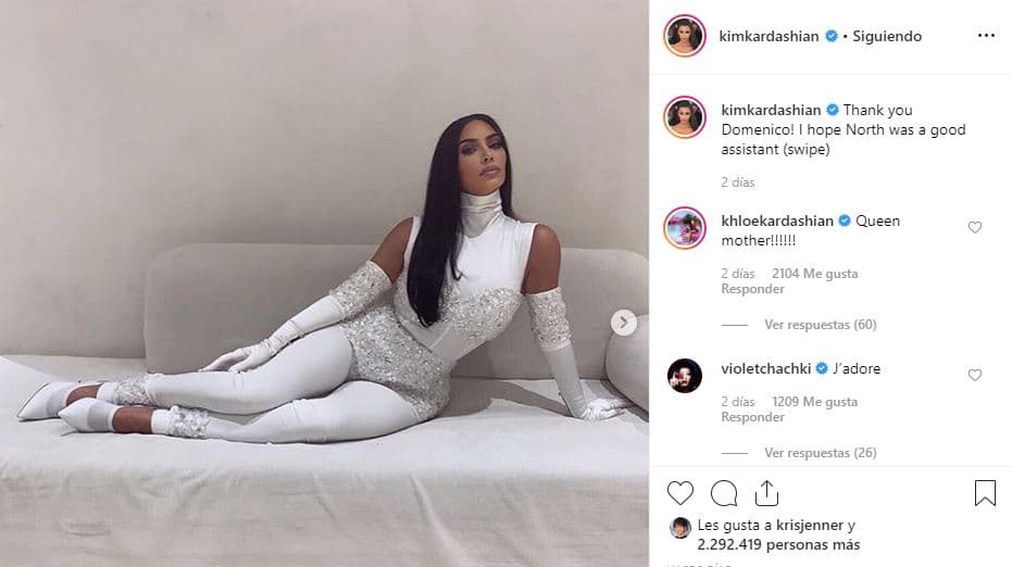El atuendo en blanco que usó Kim para asistir a Las Vegas pertenece a la colección otoño 1991 de Dolce & Gabbana. Para que la empresaria lo usara en 2019, Domenico Dolce se encargó personalmente de revivir el diseño y supervisar que todo saliera a la perfección.
