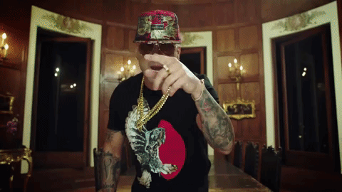 En el clip de 'Escápate conmigo' es seducido por una chica en lencería.