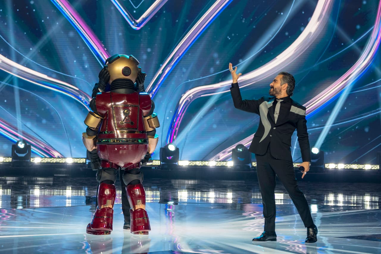 Después de su eliminación, Bot tuvo que revelar su verdadera identidad. Los investigadores hicieron una apuesta final: Yurem, Facundo, Diego Schoening y Héctor Suárez Gomis. Carlos Ponce, el invitado de la noche, fue el que adivinó quién estaba detrás de Bot: el miembro fundador de Timbiriche, Diego Schoening.
<br>