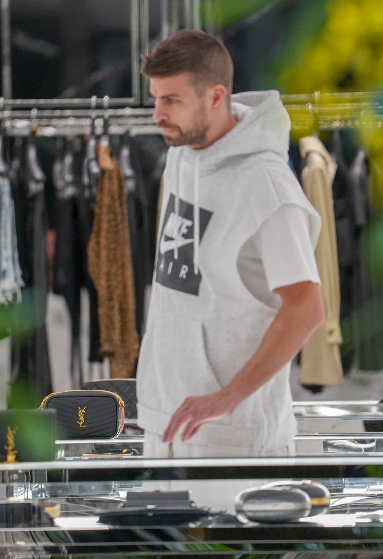 Piqué estuvo mirando ropa, zapatillas y también algunos artículos que podrían ser para Shakira.