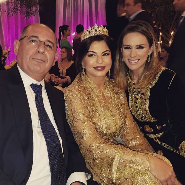 Se tomó la foto del recuerdo con los felices recién casados.