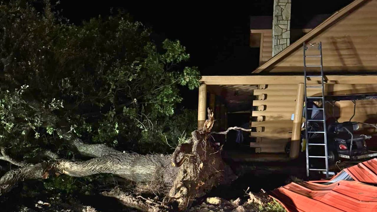 <h3 class="cms-H3-H3">¿Qué hacer antes, durante y después de un tornado? </h3>
<br>
<b>Antes del tornado:</b> Prepara un kit de emergencia con agua, alimentos no perecederos, linterna, radio de baterías, medicamentos, documentos importantes y cargadores portátiles. Identifica un lugar seguro en casa, preferiblemente una habitación interior sin ventanas, como un baño o clóset. 
<br>
<b>Durante el tornado:</b> Refúgiate de inmediato en el sitio más seguro disponible. No salgas a observar el tornado. Aléjate de puertas y ventanas. Permanece en una posición baja, cúbrete la cabeza y cuello. 
<br>
<b>Después del tornado:</b> Evita tocar cables eléctricos caídos. Pueden estar energizados y representar un riesgo mortal. No entres en edificios dañados. La estructura podría colapsar.