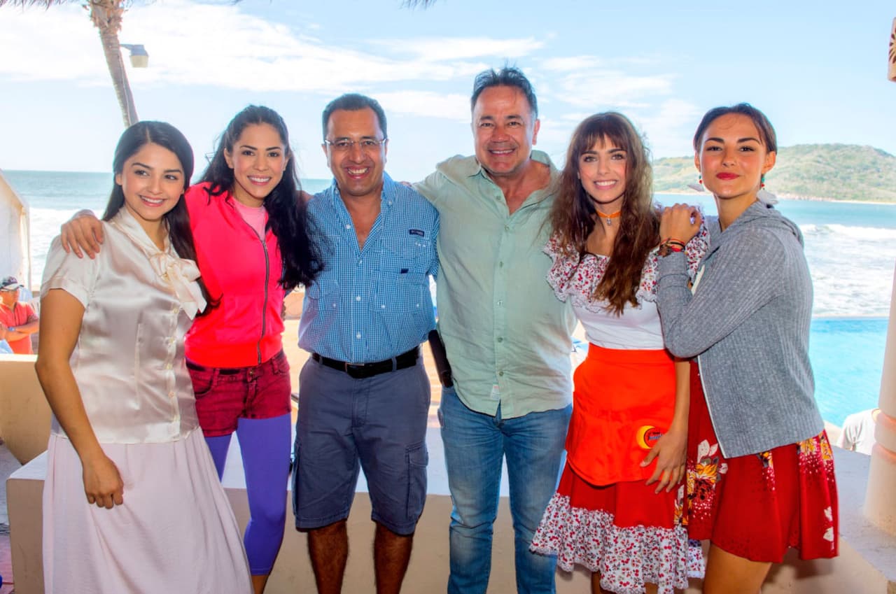 El elenco de la telenovela
<b><a href="https://www.univision.com/programas/novelas/danilo-carrera-es-el-protagonista-de-la-telenovela-hijas-de-la-luna">'Hijas de la luna'</a></b> ya está completo, después de varias semanas de pruebas Nicandro Díaz por fin escogió a sus cuatro protagonistas.