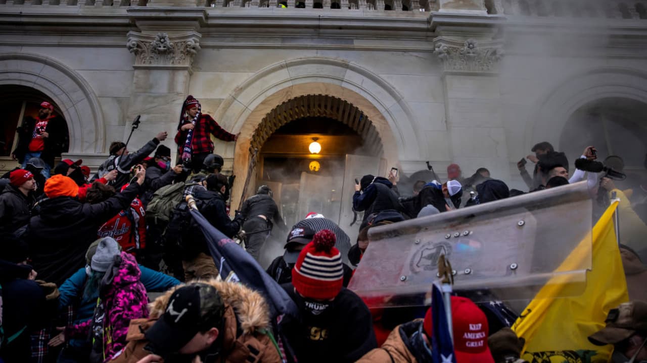 Policía del Capitolio es acusado de ayudar a participante en el asalto el pasado 6 de enero