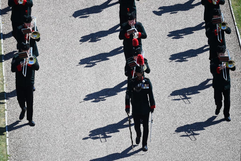 Otra de las bandas, en una marcha hasta la capilla donde descansará el esposo de la reina.