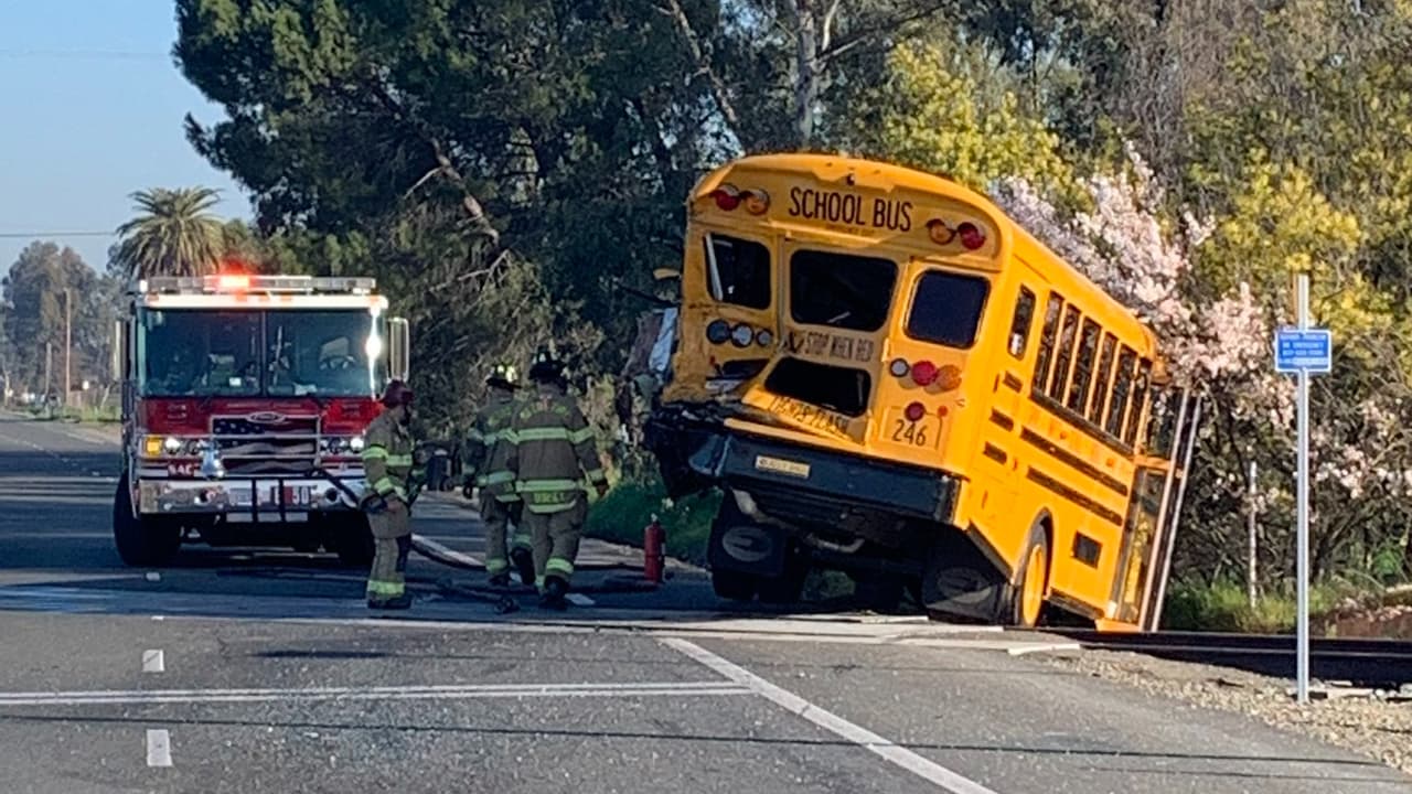 El camión, que parece haber sido chocado por atrás, quedó en un dique. El único estudiante a bordo del camión no fue herido. Sin embargo, un adulto fue llevado a un hospital, aunque no queda claro si fue uno de los conductores.