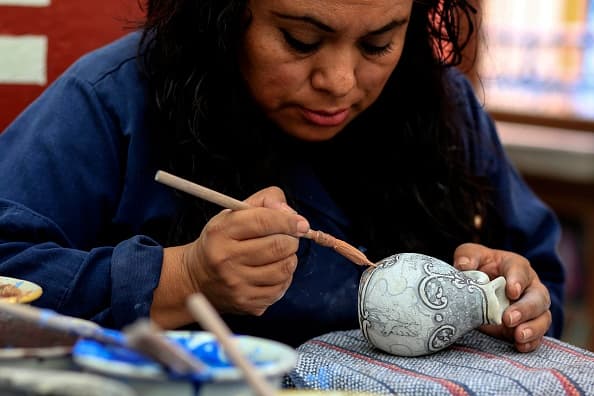 Este miércoles, el XIV Comité Intergubernamental para la Salvaguardia del Patrimonio Cultural Inmaterial de la Unesco valoró en su decisión, adoptada en Bogotá, que "los procedimientos de fabricación, decoración y esmaltado de este tipo de cerámica siguen siendo artesanales e idénticos a los practicados en el siglo XVI".
<br>