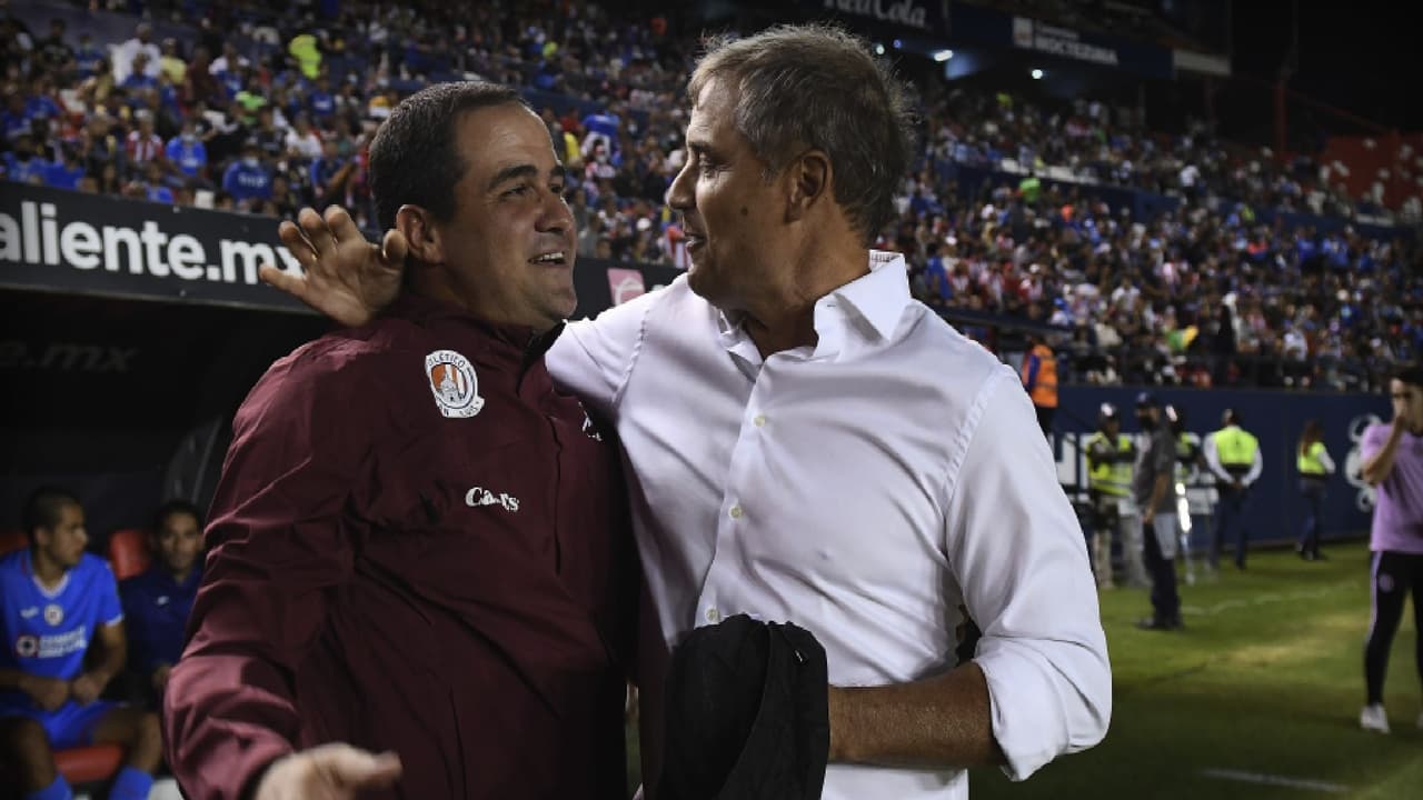 Diego Aguirre ve sensible la baja de Santi Giménez