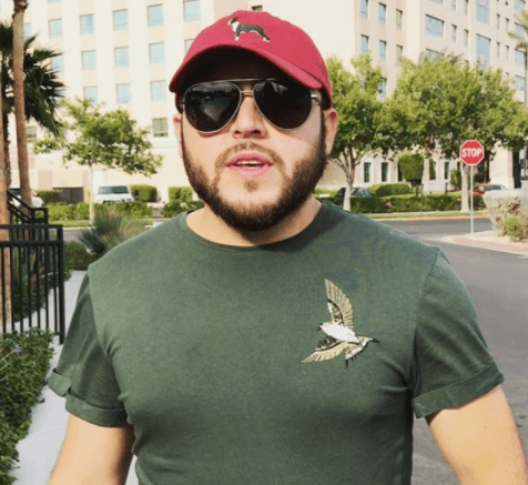 En 2015 el cantante Gerardo Ortiz fue acusado de que fumaba marihuana en un estacionamiento, pero alegó que eran unas hierbas relajantes, mas no la droga.