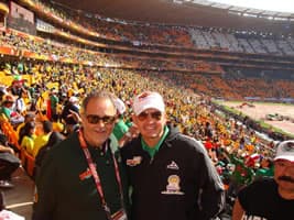 Además de tocar ante cerca de 2,000 personas, los integrantes de El Recodo tuvieron la oportunidad de presenciar un par de partidos de la Selección Mexicana. "La idea era entrar al estadio de Johjanesburgo tocando 'El Sinaloense' con todos los instrumentos, pero no nos dejaron", comentó Joél Lizárraga (quien aparece en esta foto junto a Raúl de Molina), en una entrevista a medios mexicanos.