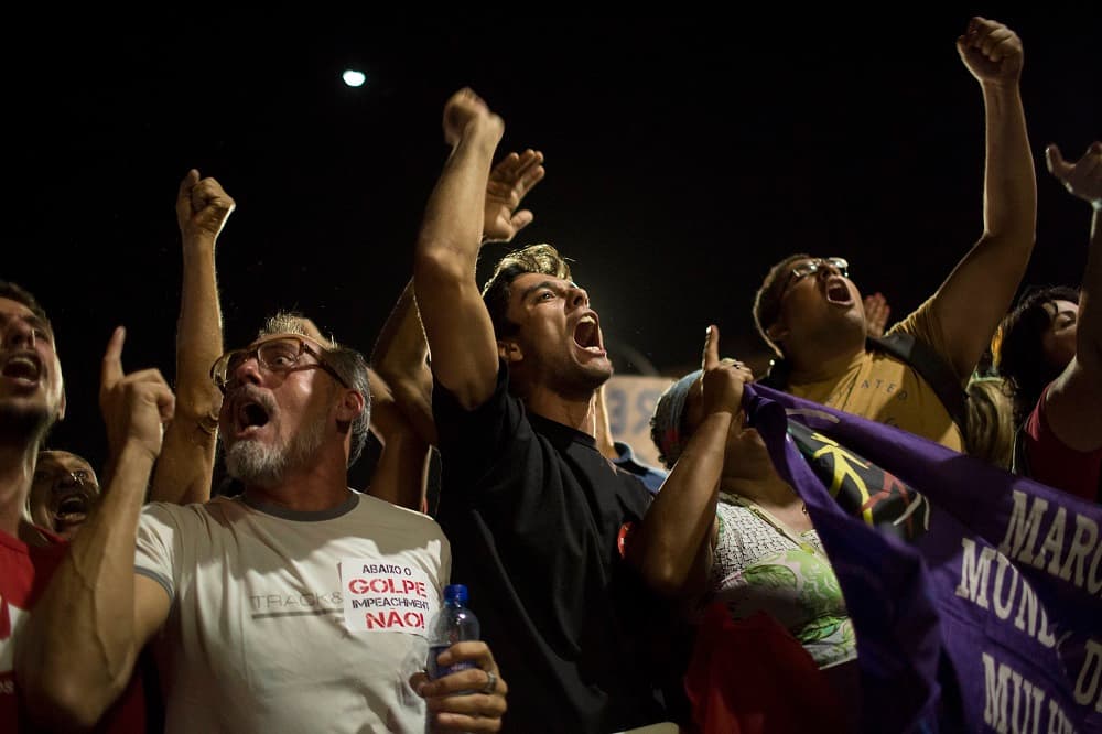 Manifestantes a favor del gobierno corean consignas durante enfrentamientos con la policía en el exterior del Congreso, en Brasilia, Brasil.
