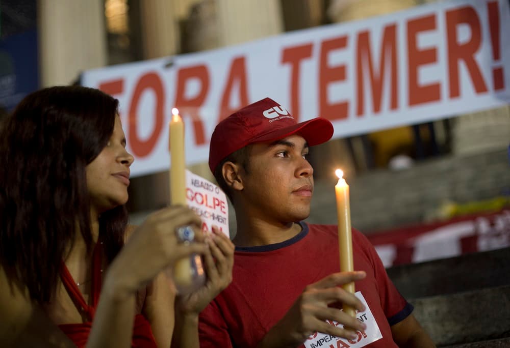 Los partidarios de Rousseff mostraron su frustración con protestas en ciudades de más de una docena de estados.