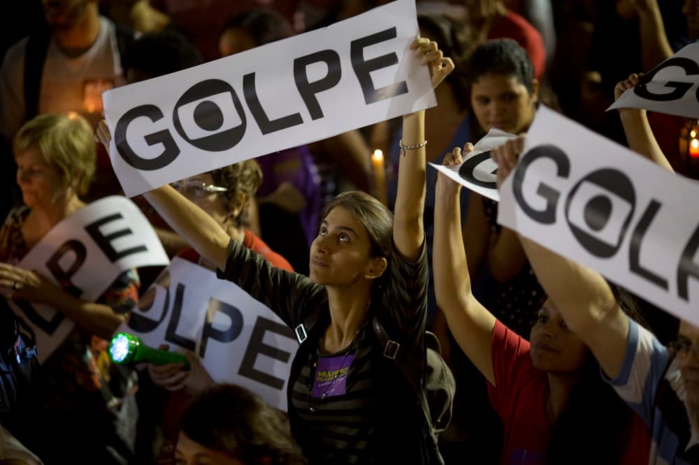 Una manifestante sostiene un cartel con la palabra "Golpe" durante una protesta contra el juicio político que finalmente ha apeado a Dilma del poder.