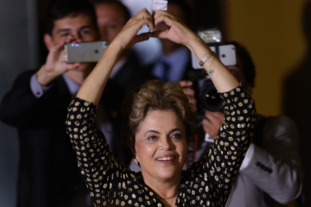 La presidenta de Brasil Dilma Rousseff hace un corazón con las manos después de la inauguración el martes de la Conferencia Nacional de la Mujer en Brasilia, Brasil.