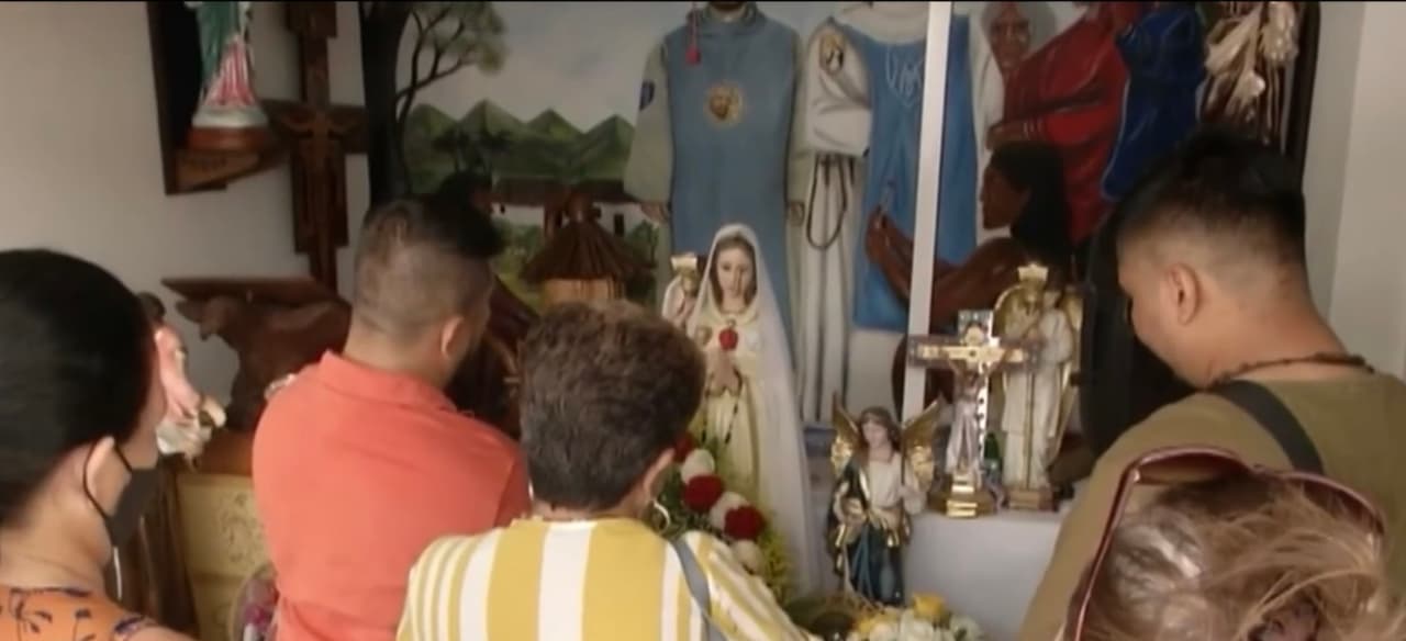 Silva asegura que esta virgen es famosa porque aparentemente ha hecho muchos milagros a personas que vienen con padecimientos graves de salud, incluido el cáncer. 
<br>