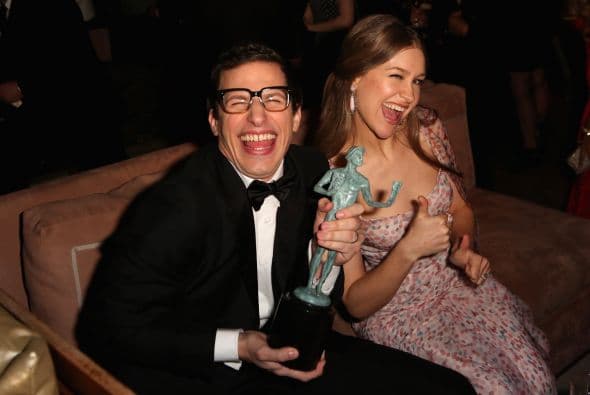 Andy Samberg y la actriz Joanna Newsom, estaban insoportables de graciosos festejando el premio por "Brooklyn Nine-Nine".