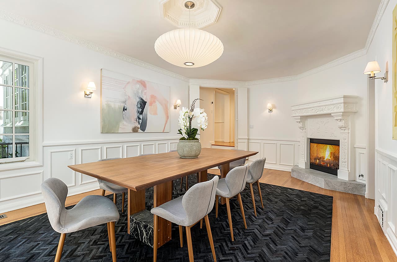 El comedor tiene una decoración minimalista.
<br>