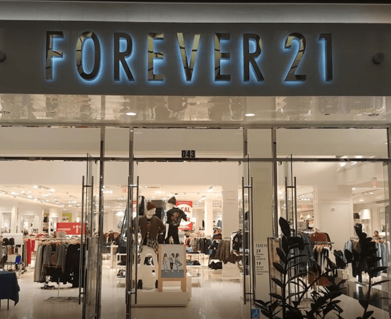 40 de estas tiendas cerrarán en California, 7 de ellas aquí en el Área de la Bahía. Las tiendas afectadas por el corte en EE.UU. podrían cerrar a finales de este año. Por medio del 
<a href="https://www.forever21.com/us/shop/info/lettertoourcustomers" target="_blank">comunicado</a>, informaron que aunque se hayan declarado en bancarrota, las tiendas de Forever 21 continuarán aceptado tarjetas de regalo, devoluciones e intercambios.
<br>