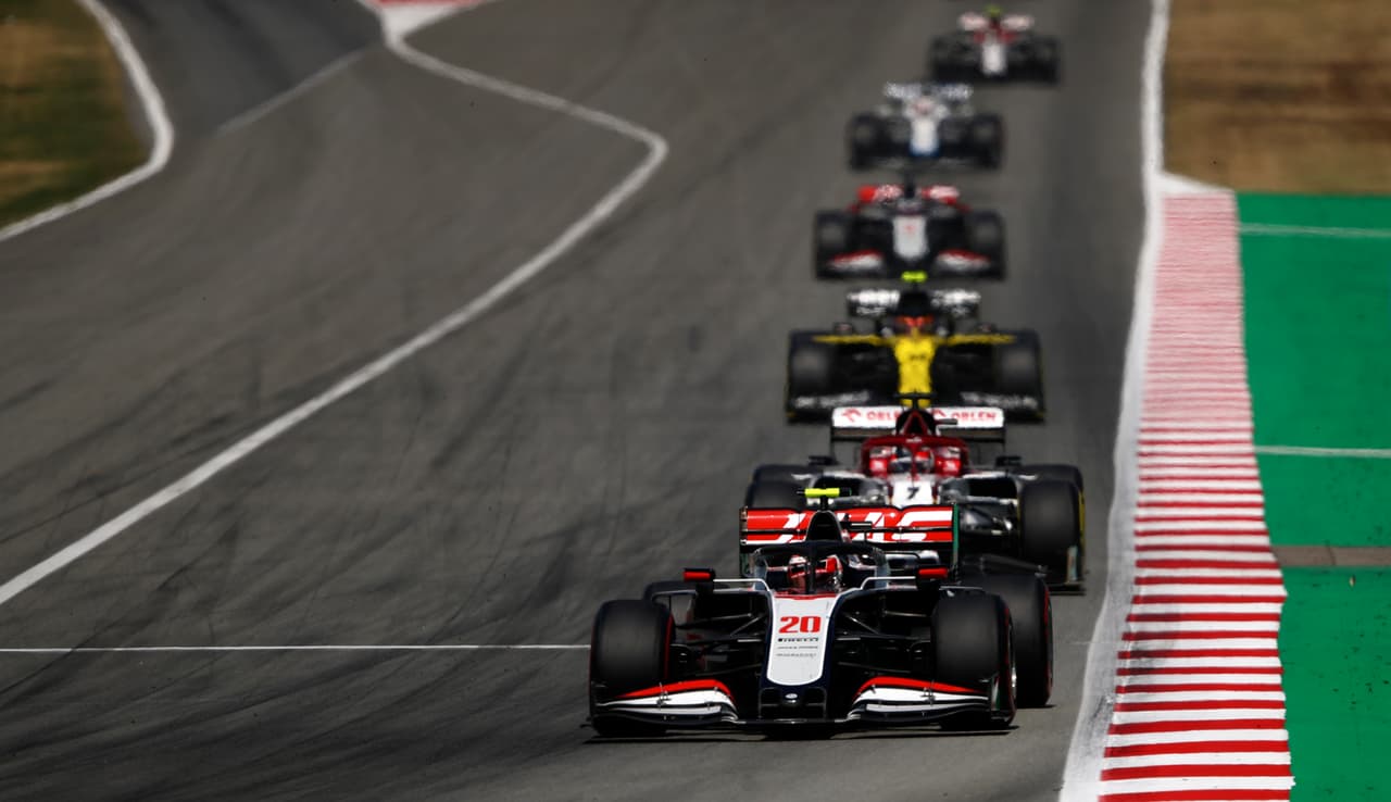 Hamilton ejecutó una casi perfecta carrera en el Gran Premio de España, liderando cada una de las vueltas. Verstappen se queda en la segunda posición, mientras que Bottas logra la tercera posición. El mexicano, 'Checo' Pérez estuvo a una posición de ganar un lugar en el podio.