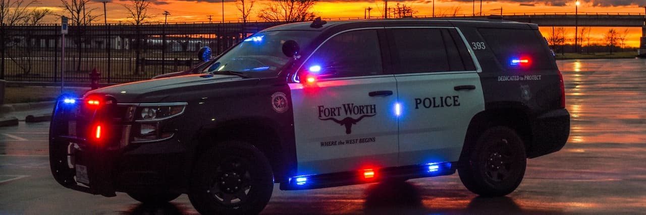 La policía de Fort Worth busca a un hombre sospechoso de morder a otro hombre en el Neon Moon Saloon.