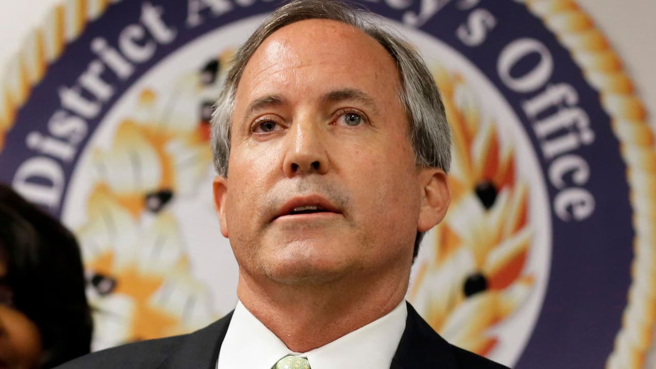 El fiscal general de Texas, Ken Paxton, pide a sus simpatizantes manifestarse en el Capitolio tras posible juicio político