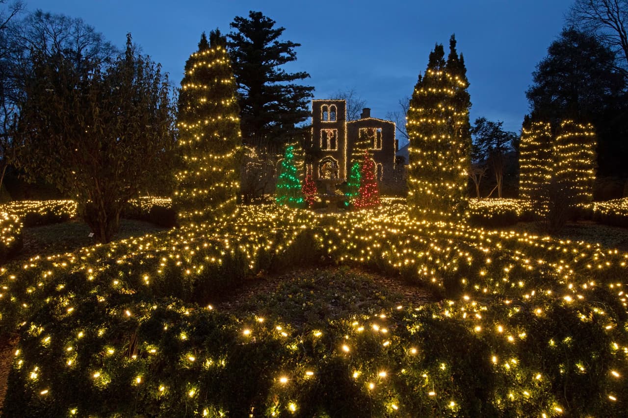 Hay una pequeña tarifa por el recorrido a pie autoguiado .29 de noviembre de 2020 - 3 de enero de 2021. Antes de su viaje, revise las precauciones de COVID-19 y las preguntas frecuentes del resort .