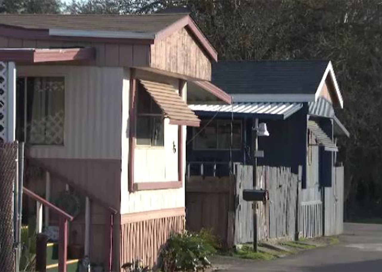 Este segundo aumenta significa que a partir del 1 de mayo de 2020 tendrán que pagar $595. Pese a lo injusto que suena, las familias no pueden apelar a la nueva 
<a href="https://www.univision.com/local/san-francisco-kdtv/la-nueva-ley-ab-1482-limita-los-aumentos-de-renta-a-5-anual-en-todo-el-estado-de-california-video">ley AB 1482 </a>sobre control de renta que entró en vigor el 1 de enero en California. La abogada Mariah Thompson de la organización CRLA (California Rural Legal Assistance, por sus siglas en ingles), dice que 
<b>"desafortunadamente la nueva ley no aplica para los parques móviles".</b>