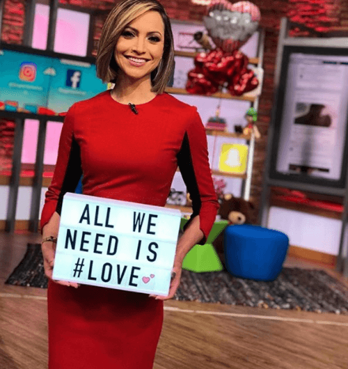 Satcha lució muy de acuerdo con la ocasión: vestida de rojo y lista para festejar con los amores de su vida.