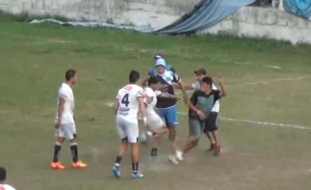 Futbolistas argentinos se agarran a golpes con 'barristas'
