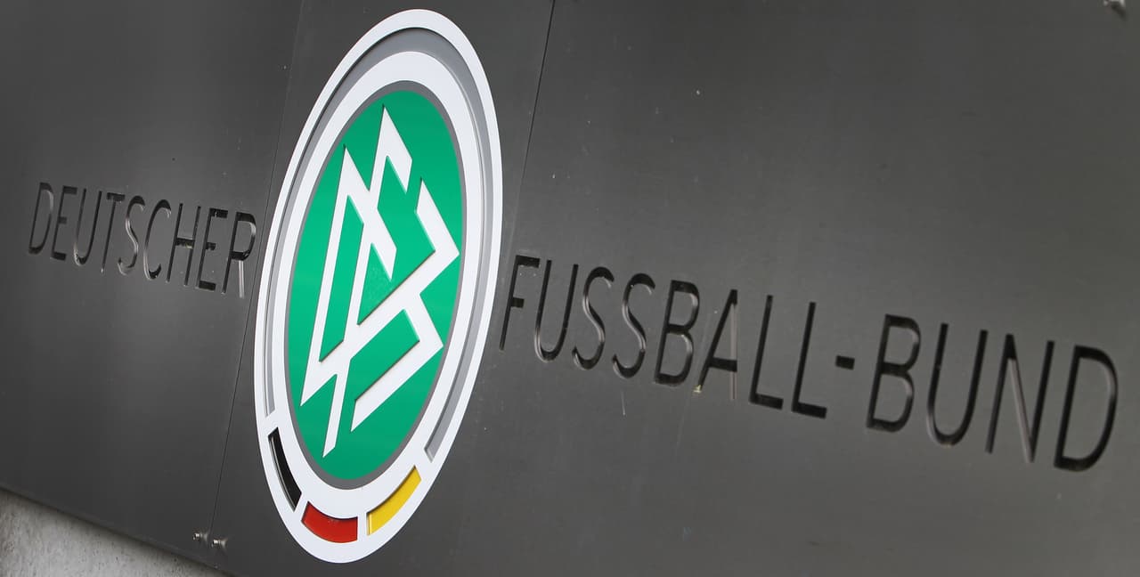 "Hola, @CardiffCityFC. Solo para que sepas, tenemos un torneo realmente importante en el verano. Por favor, no lastimes a nuestros jugadores. Gracias, #DieMannschaft: pray: #inSane"