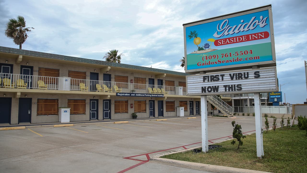 "Primero el virus, ahora esto" es el mensaje de un hotel de Galveston señalando el fuerte impacto que podría tener Laura a la isla.
