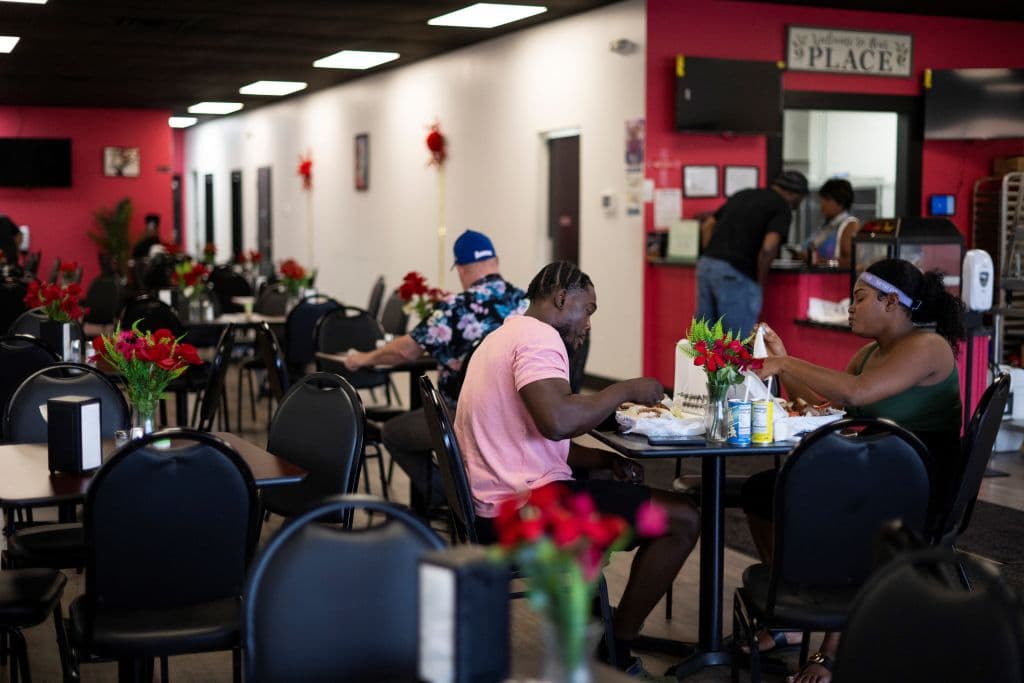 Inmigrantes haitianos en un restaurante en Springfield, Ohio.