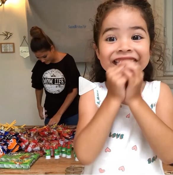 La familia de Ana tiene una tradición desde el primer aniversario de Giulietta, que consiste en hacer las bolsitas de dulces de los niños invitados a su fiesta. Esta vez la pequeña de cuatro años colaboró con su mami y su abuela.