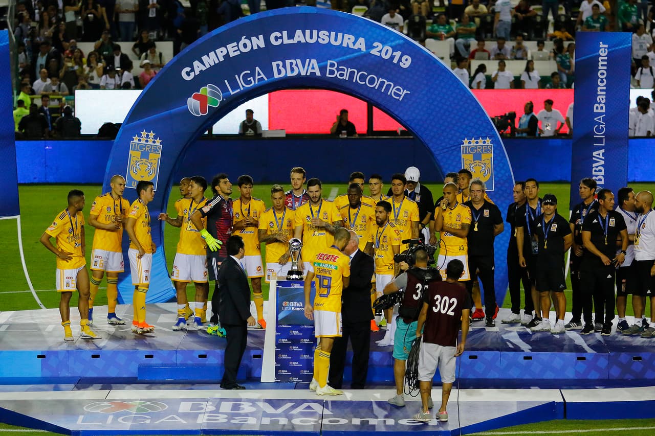 ¡Tigres se proclama Campeón del fútbol mexicano! Los felinos regiomontanos cosecharon su séptimo título de la Liga MX y se cuelan, aunque muchos se sigan negando a aceptarlo, entre los grandes del balompié azteca. Luego de superar en una Final de un solo gol a los Esmeraldas del León, así se dieron los festejos de los Tigres en patio ajeno, imágenes para el recuerdo y que hay que darse un tiempo para echarles un ojo, sobre todo la fiel afición de los felinos regios.