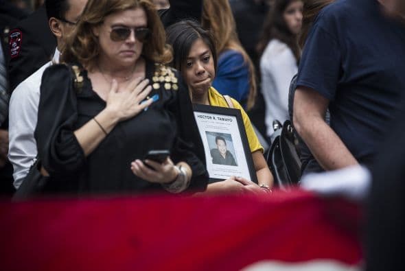 La ceremonia para conmemorar el decimotercer aniversario del 11 de septiembre de 2001 con la que los neoyorquinos recuerdan a las casi 3,000 víctimas de los atentados de esa fecha contra Estados Unidos, arrancó en el Memorial del 9/11. Líderes políticos, familiares de las víctimas y agentes de orden participaron en la ceremonia en la cual los nombres de cada víctima fueron leídos.