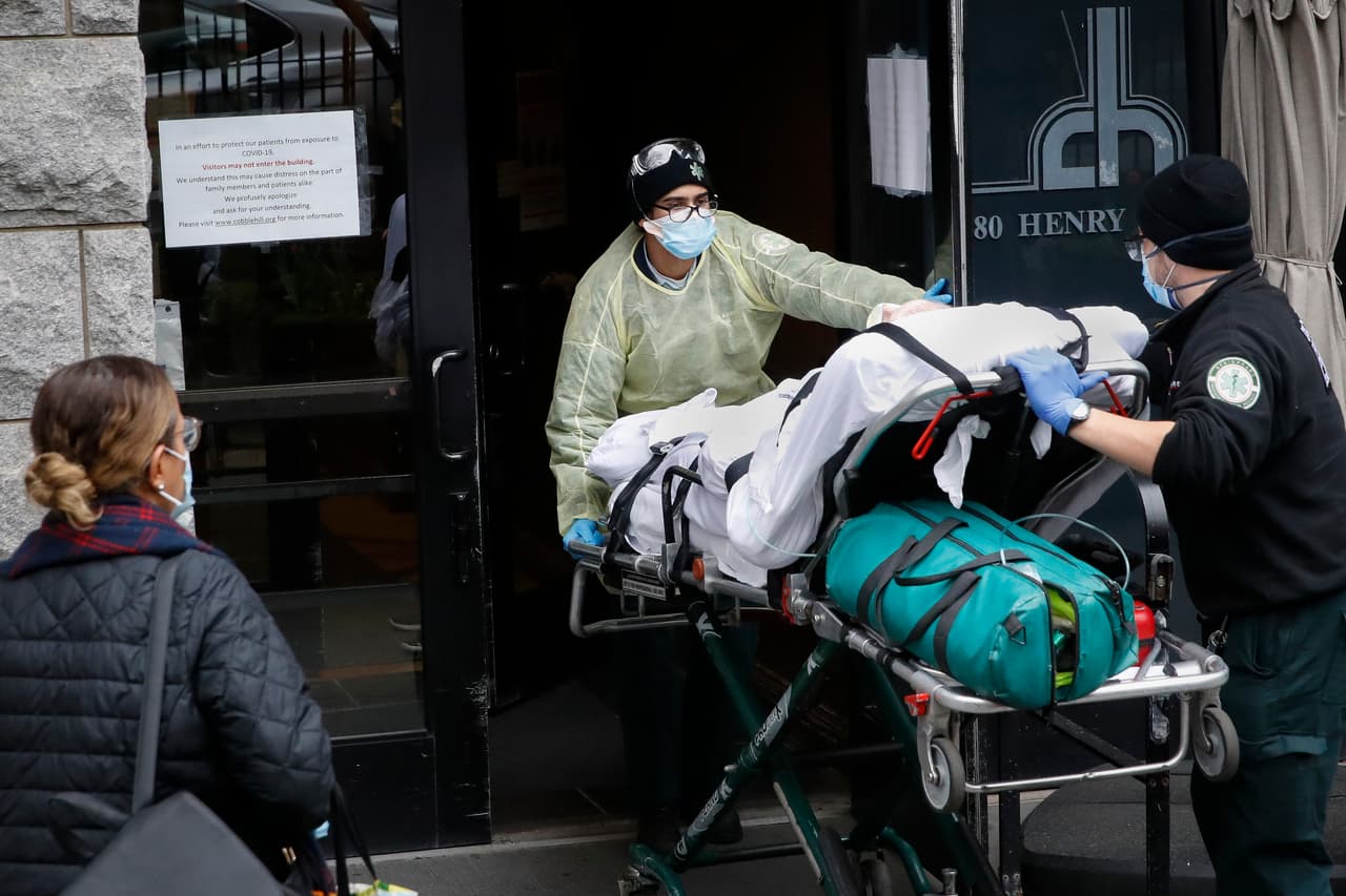 Un paciente es transportado de una residencia en Brooklyn.