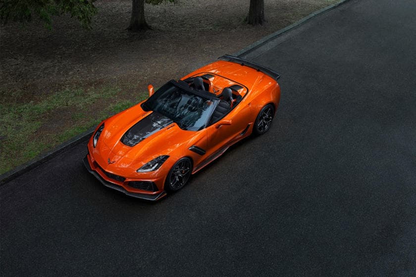 <b>Chevrolet Corvette ZR1 Convertible</b>
<br>Precio: $125,000
<br>Velocidad Máxima: 211mph (338km/h)
<br>0 – 60 mph: 2.9 segundos
<br>Motor: V8, Supercargado, 6.2Lts.
<br>Potencia: 755hp @6,400rpm