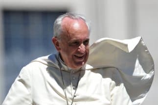 Francisco denuncia “cinismo” ante la muerte de inmigrantes