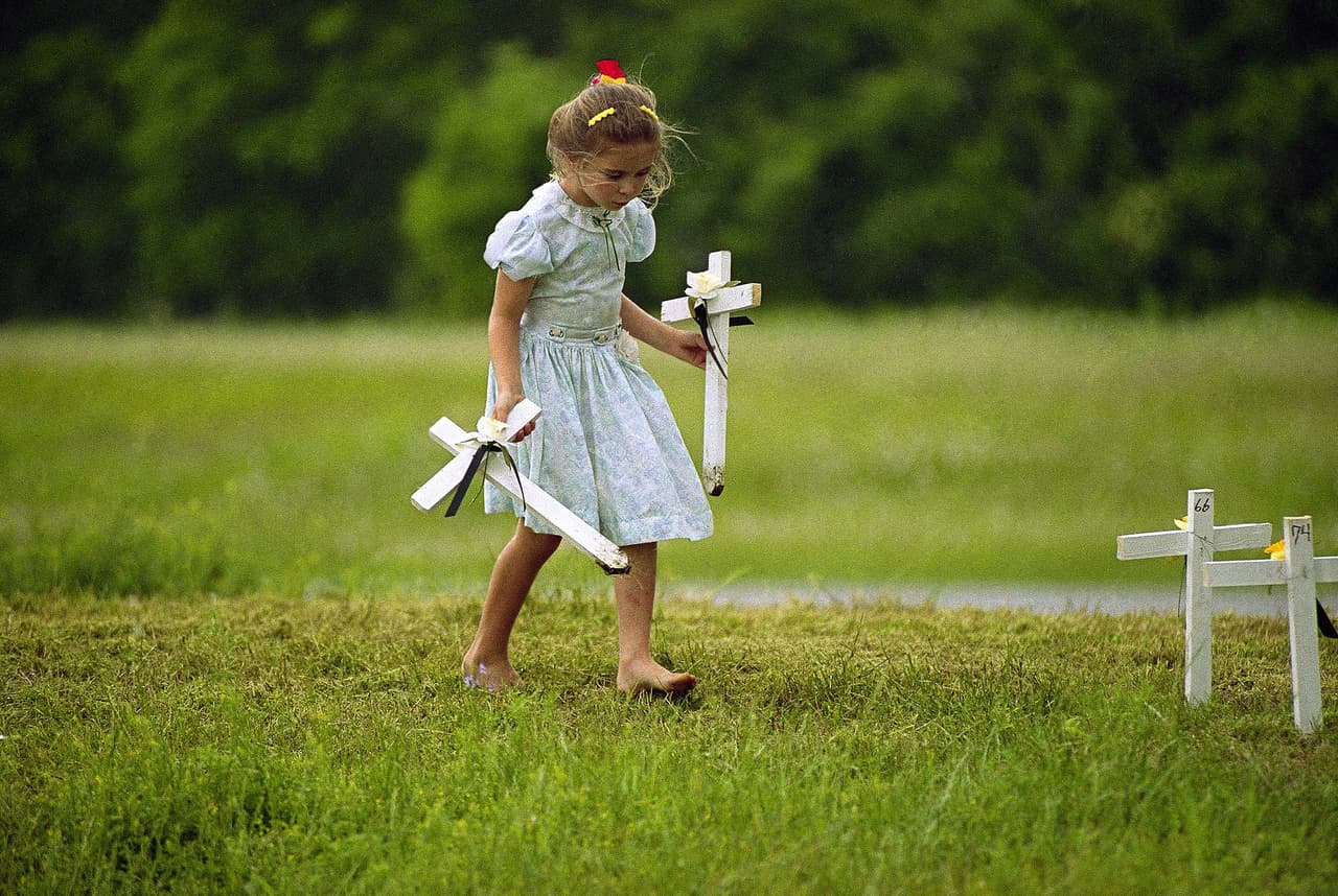 El asedio de Waco todavía alimenta a grupos antigobierno que temen su intervención --especialmente que les quiten el derecho a portar armas-- y múltiples teorías conspirativas. El asedio fue seguido por multitudes a través de sus televisores. El gobierno de Bill Clinton fue fuertemente criticado por su manejo de la situación.