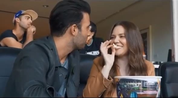 Desde que ambos cantaron el himno nacional estadounidense durante un juego de béisbol de los Marlins, comenzaron a generar comentarios porque se les vio muy cariñosos.