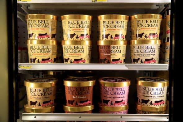 Destapa un helado Blue Bell, lo lame y lo regresa al refrigerador en un supermercado: se investiga el hecho