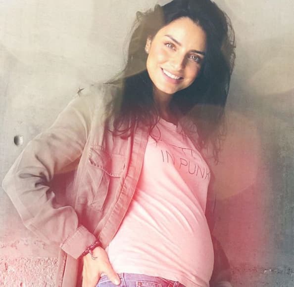 Aislinn Derbez comenzó su noviazgo con Ochmann en 2014, después que se conocieron en la filmación de la película 'A la mala'.