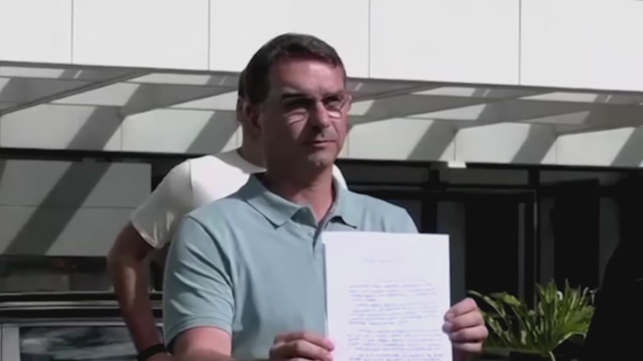 Flávio Bolsonaro habría llegado a Florida tras salir de Brasil, país que tenía prohibido abandonar