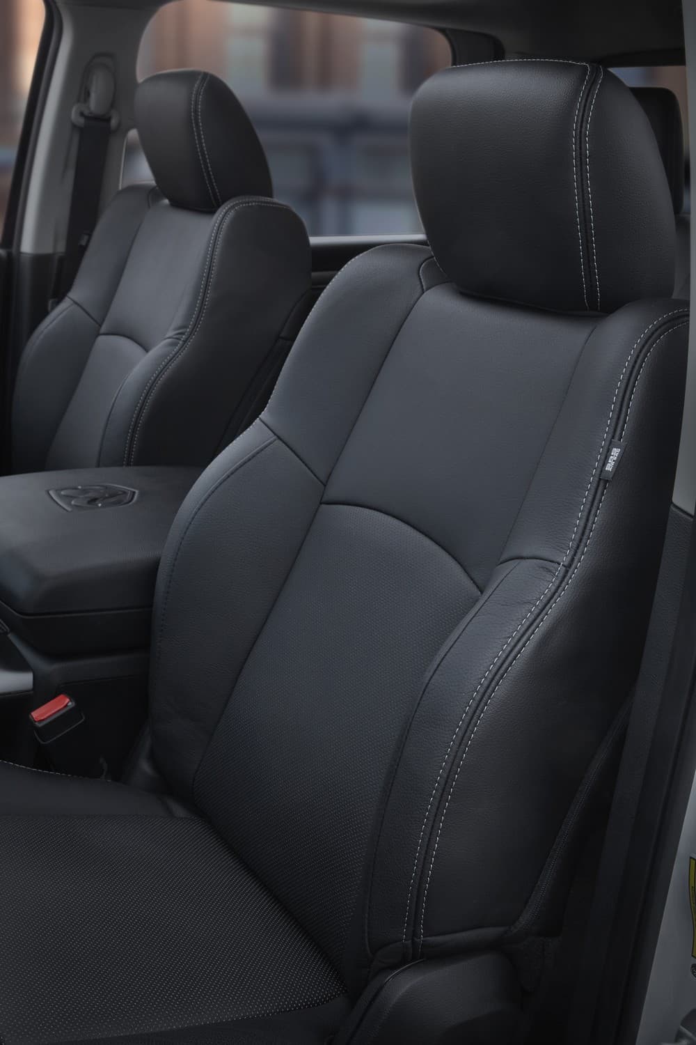 En cuanto al interior, el paquete Night incluye asientos individuales con calefacción y 10 posiciones de ajuste electrónico posibles.
<br>
