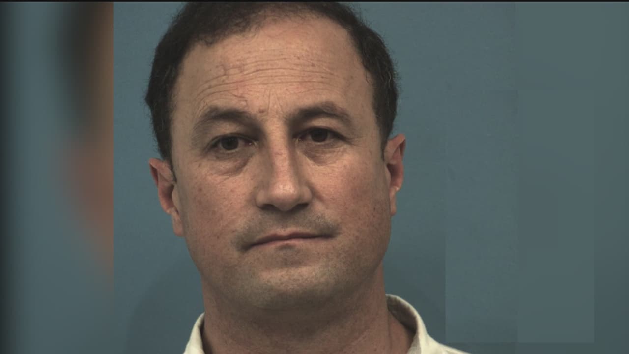 Arrestan a un hombre en Texas por maltrato infantil luego de que su hijo mayor lo grabó golpeando a su hermanito de 2 años 