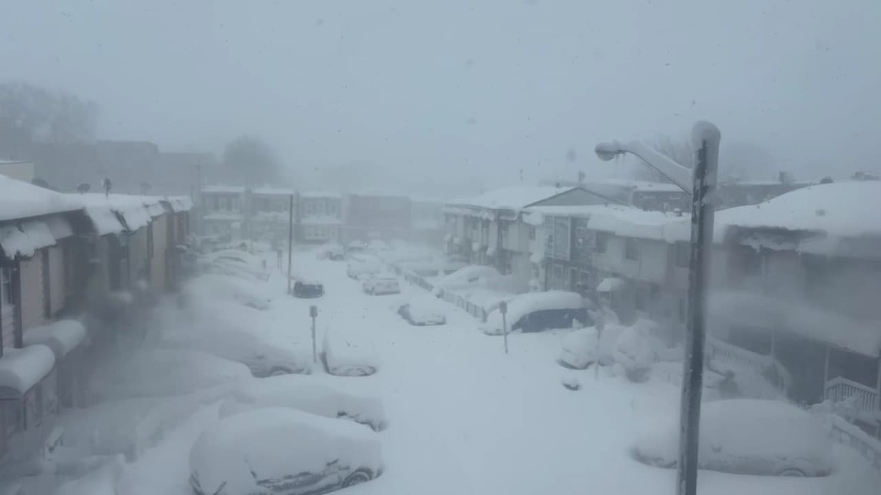 Habitantes del noreste de EEUU tienen breve alivio por histórico ciclón bomba; se avecina más lluvias y nevadas