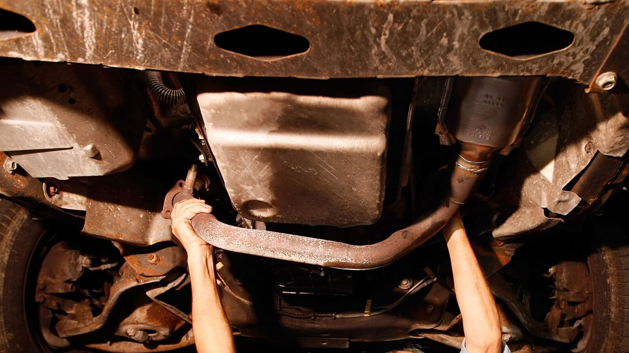 Aunque reemplazar el catalizador de tu vehículo te puede costar miles de dólares, a los delincuentes solo les toma 30 segundos robarlo. El capitán Germán Hurtado, de la División Hollenbeck del Departamento de Policía de Los Ángeles (LAPD), explica por qué ese delito va en aumento.