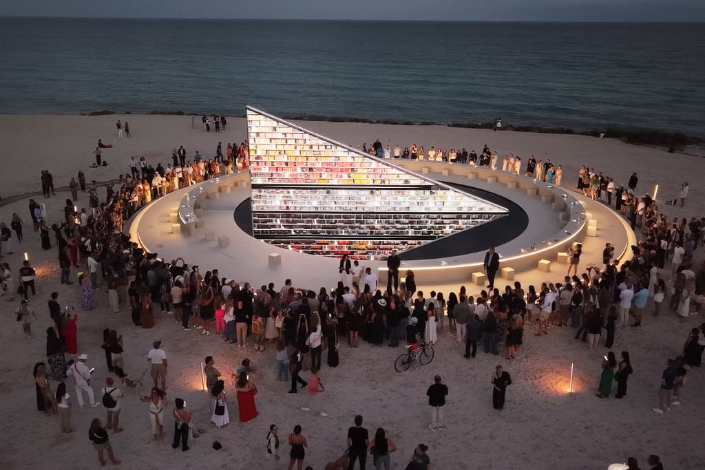 Una biblioteca de 2,400 libros creada por la artista Es Devlin se convierte en una sensación en Miami Beach 